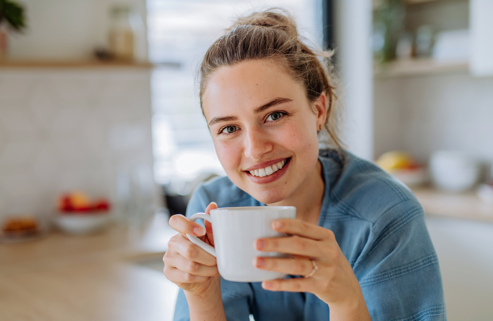 Junge Frau trinkt Kaffee Junge Frau trinkt Kaffee